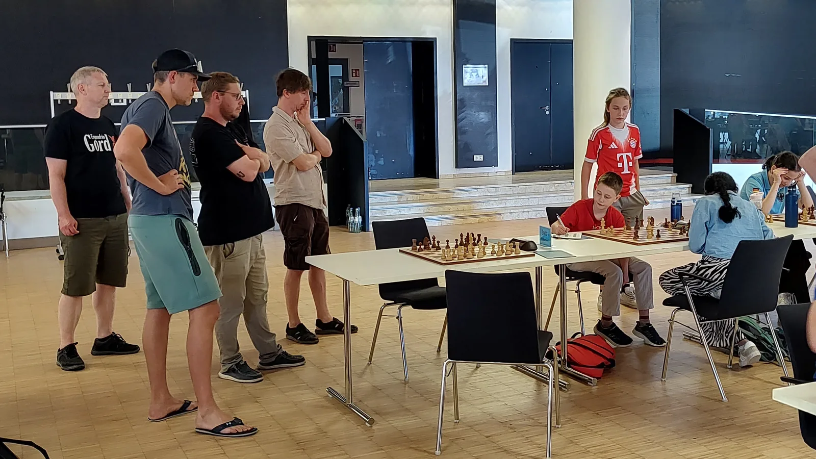 Volles Haus im Spielsaal in Kelheim: konzentrierte Partien und mitfiebernde Zuschauer.